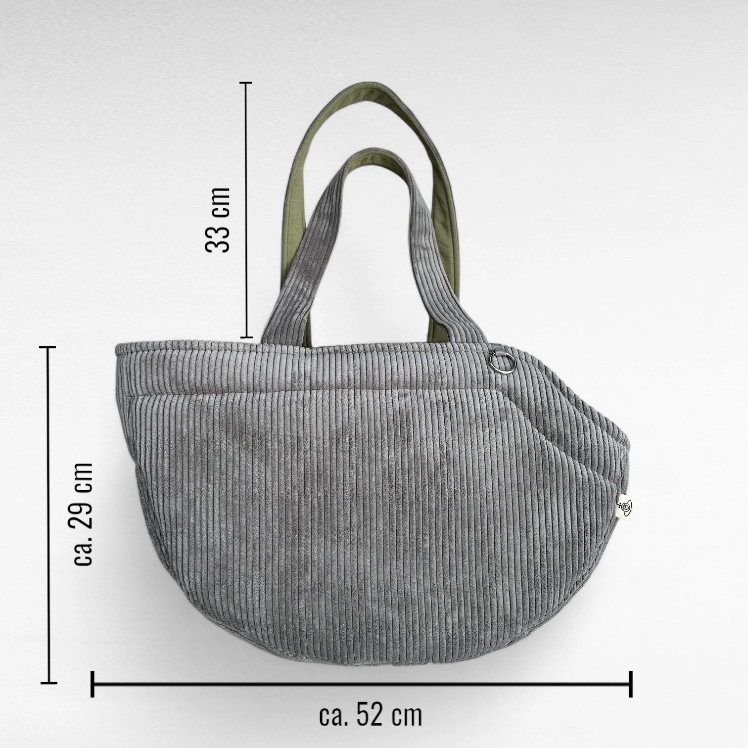 Halbrunde Hundetasche aus Cord grau mit 2 Tragegurten aus Cordstoff, sowie silberner O-Ring mit Bemassungen
