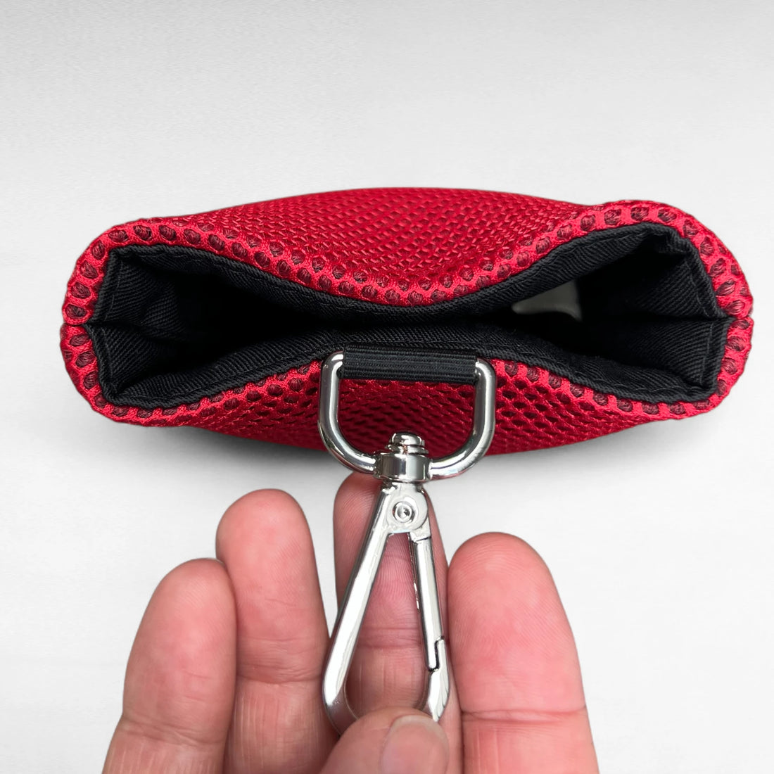 Ansicht von oben auf geschlossenen Leckeribeutel mit Metallkarabiner aus Mesh Material in Farbe rot