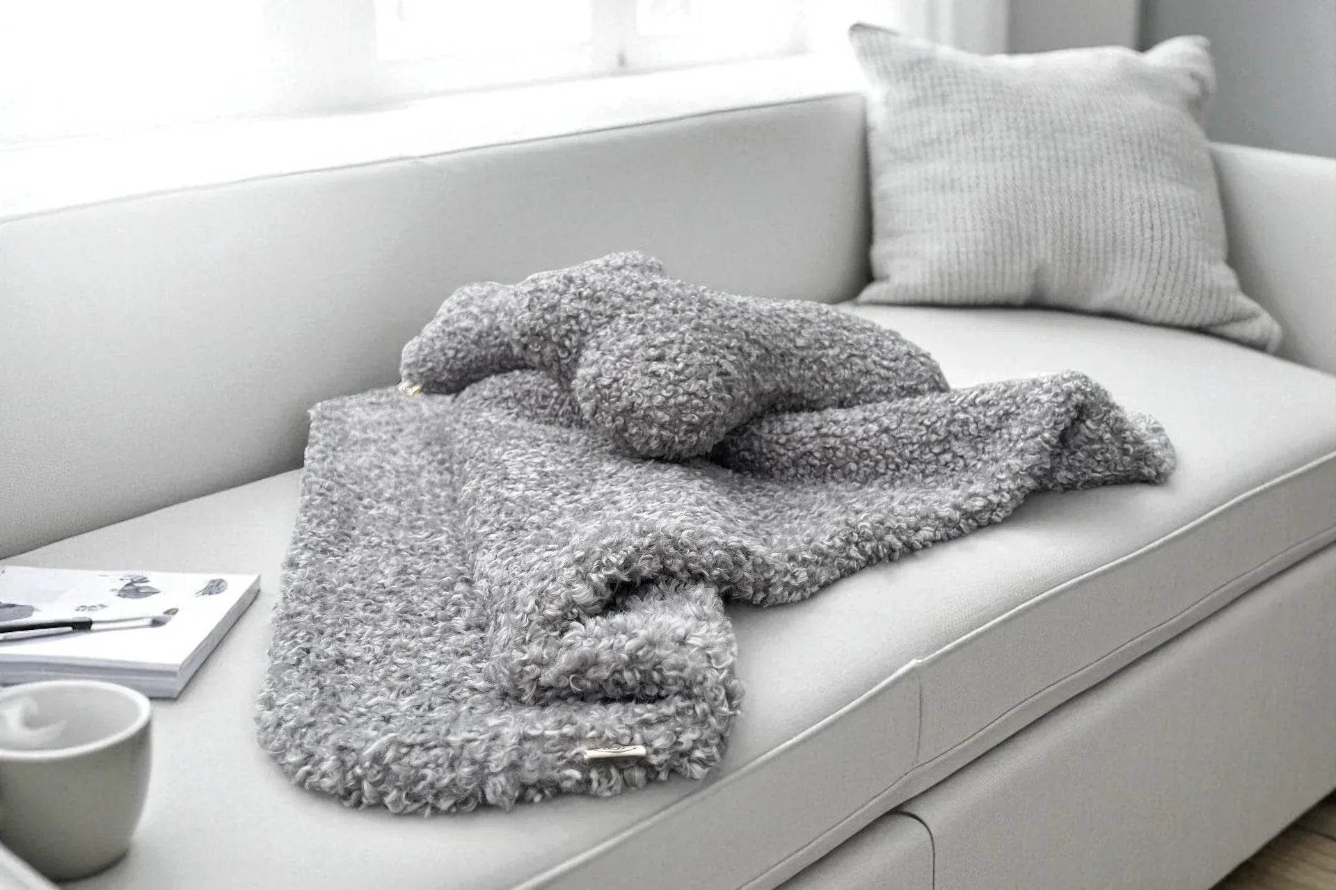 Super kuschelige Hundedecke und Knochenkissen in Farbe grau aus extra voluminösem Plush Stoff