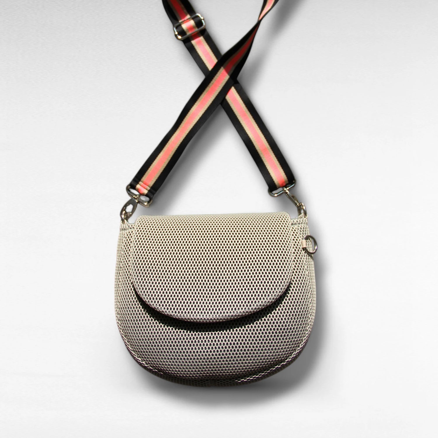 Halbrunde medium sized Gassitasche aus Mesh Material in Farbe beige mit beige_schwarz_koralle farbenen Tragegurt