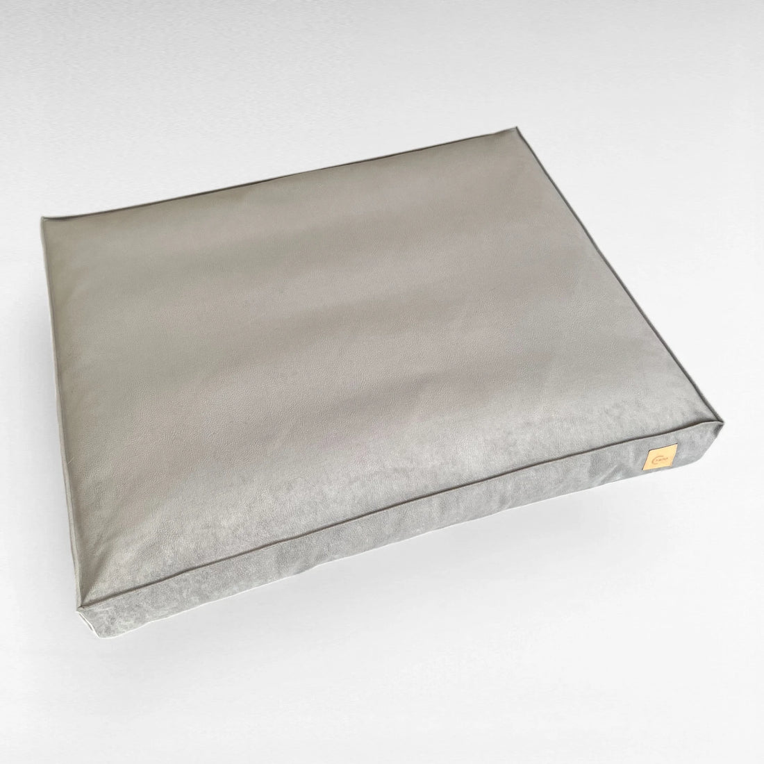 Rechteckiges Hundebett mit greige farbenem Bezug aus Nubuk Leder Imitat und Randsteppung oben