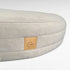 Nahaufnahme rundherum laufende Steppungen mit Yuna Label rundes Hundebett Yumi Farbe greige