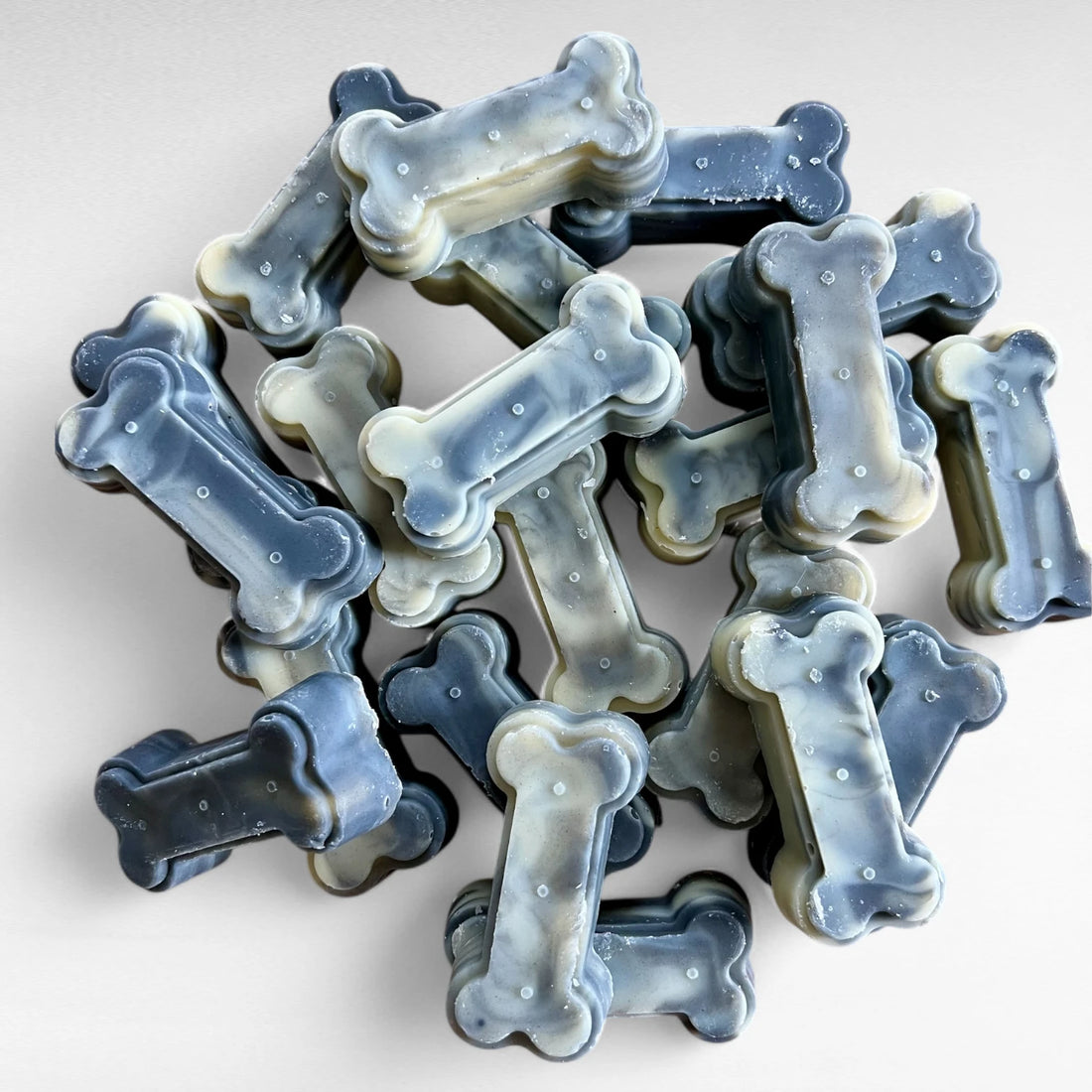 Stapel knochenförmige Naturseife in Farbe meliert