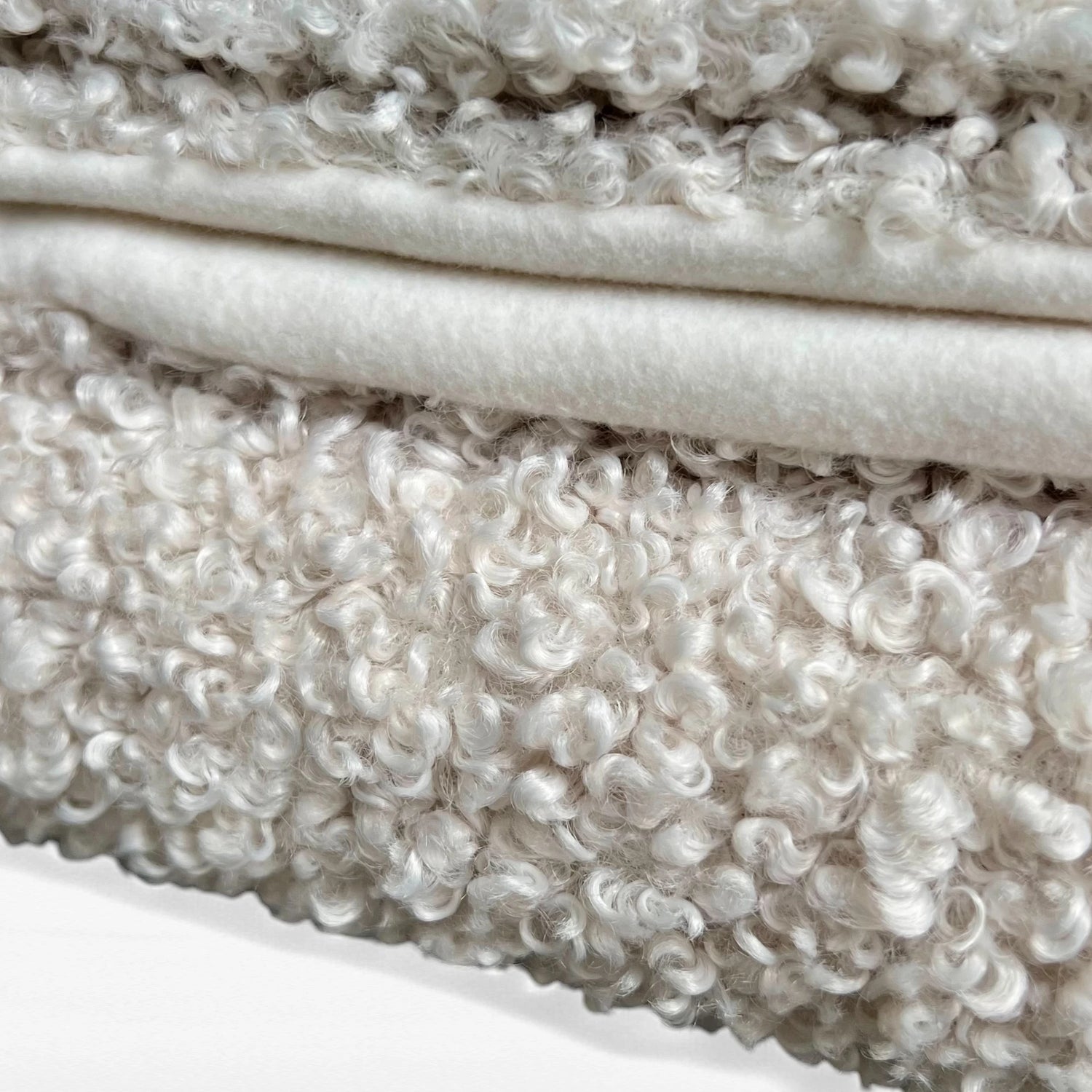 Handgefertigte Kuscheldecke Nana | Luxus Bouclé für himmlischen Komfort