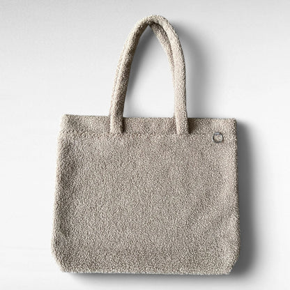 Rechteckiger Shopper aus Teddyfell in taupe mit neutralem Hintergrund