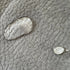 Wasserperlen auf Bodenmaterial