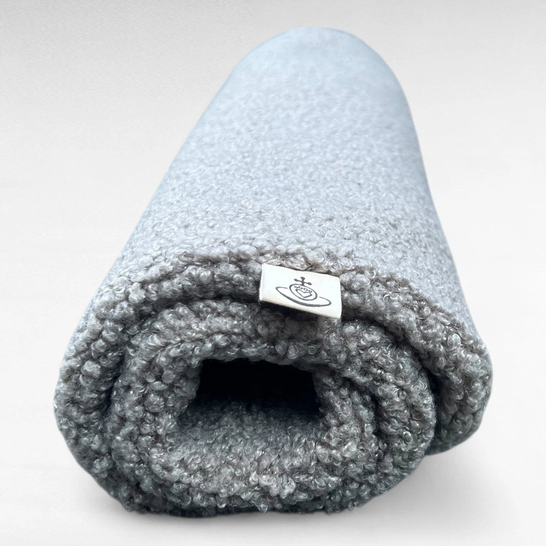 Hundedecke aus flauschigem Bouclé Stoff in grau gerollt
