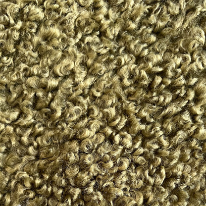 Nahufnahme des besonders kuschelig luxuriösem Curly Plush Stoff in moosgrün