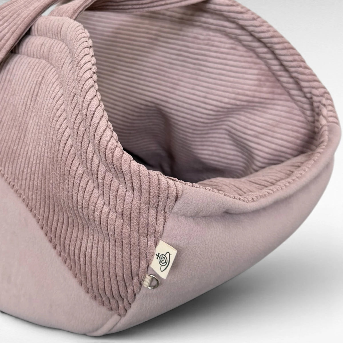 Detailaufnahme schräg von vorne Hundetaschenkörbchen Oki in Farbe dusty rose