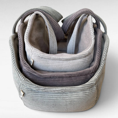 Drei Hundetaschenkörbchen aus Cordstoff  ineinander geschachtelt in den Farben  beige, taupe und light oliv