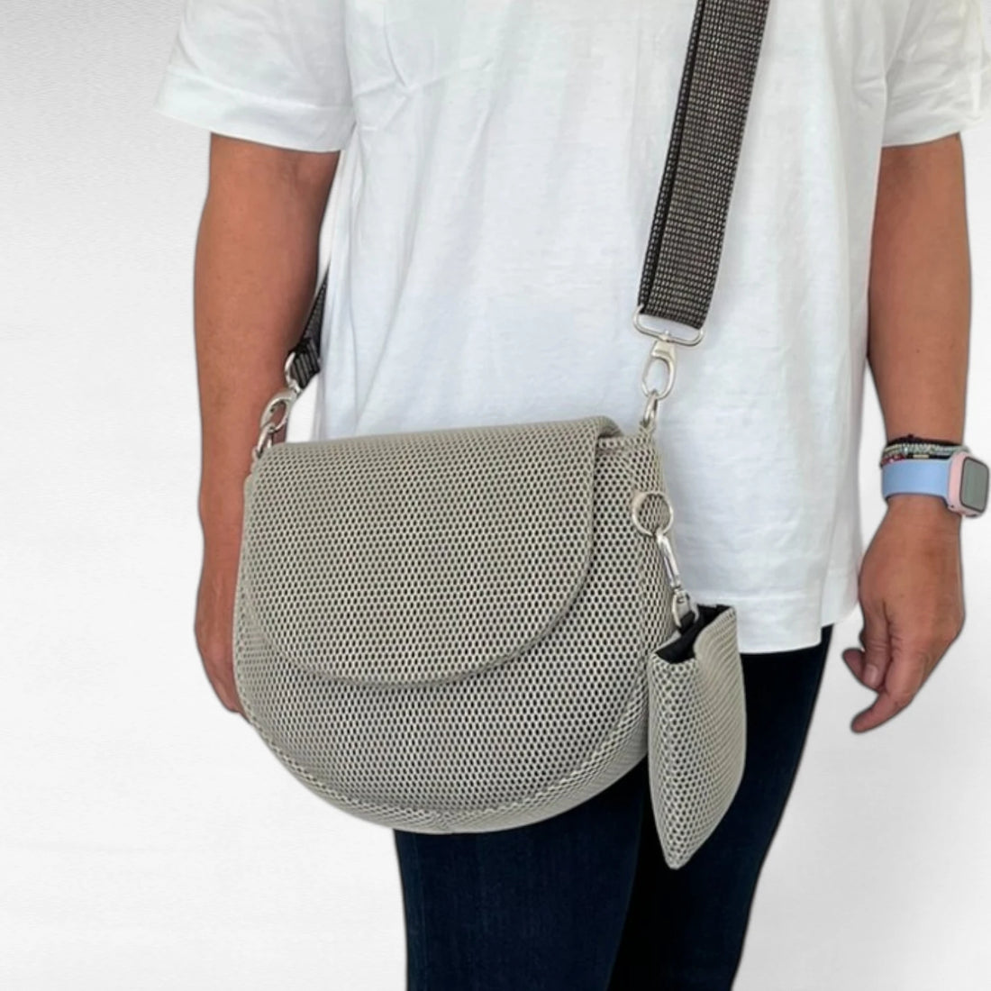 Halbrunde Gassitasche aus Mesh Material in beige mit beigemeliertem Tragegurt und Leckerlibeutel beige