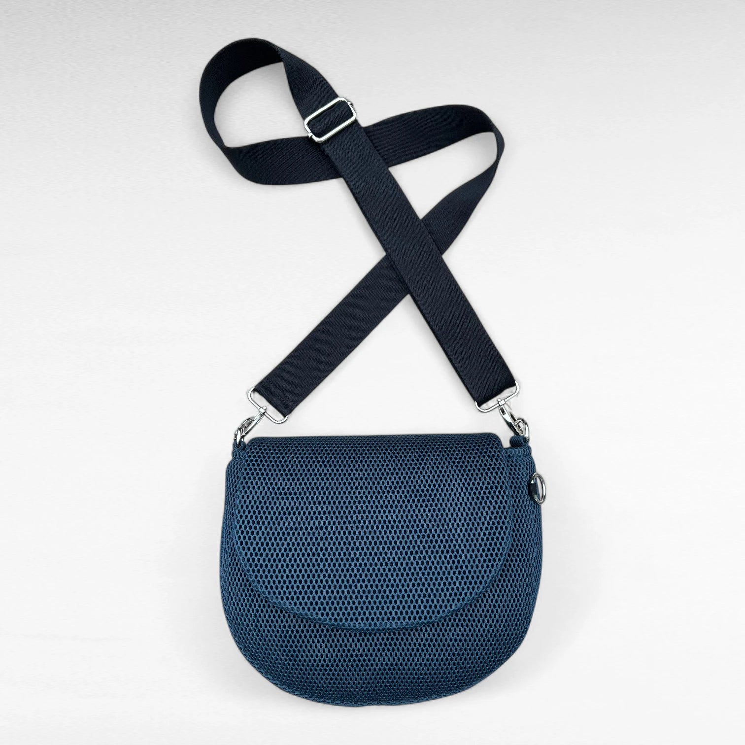 Halbrunde Gassitasche aus dunkelblauem Mesh Material mit Taschenklappe und schwarzem Tragegurt