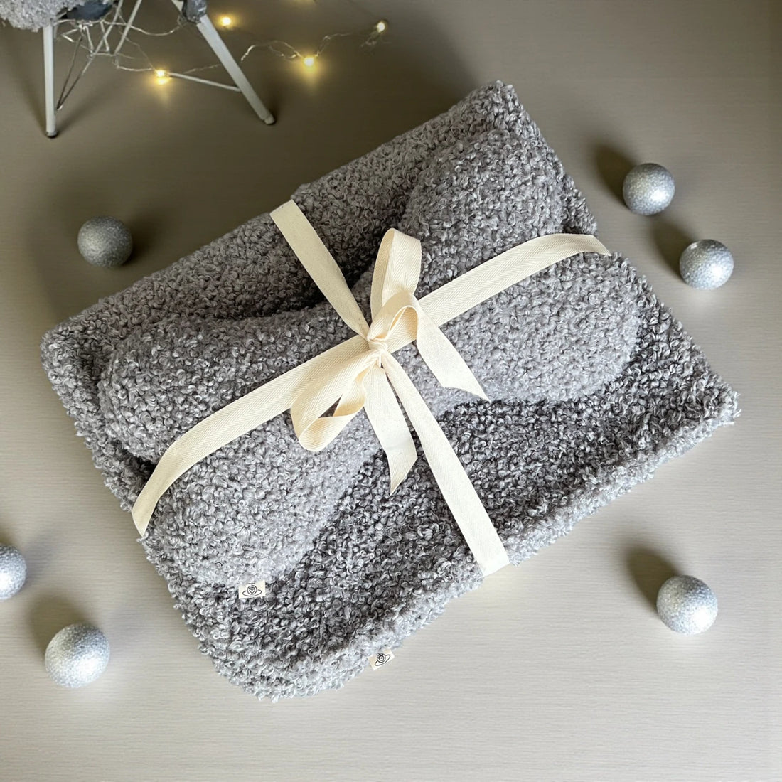 Geschenkset | Kuscheldecke Kinu + Hundekissen Aya