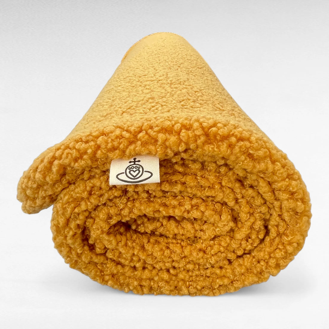 Stilvolle besonders kuschelige rechteckige Hundedecke aus hochwertigem Boucle Stoff in Farbe safran in gerollter Ansicht