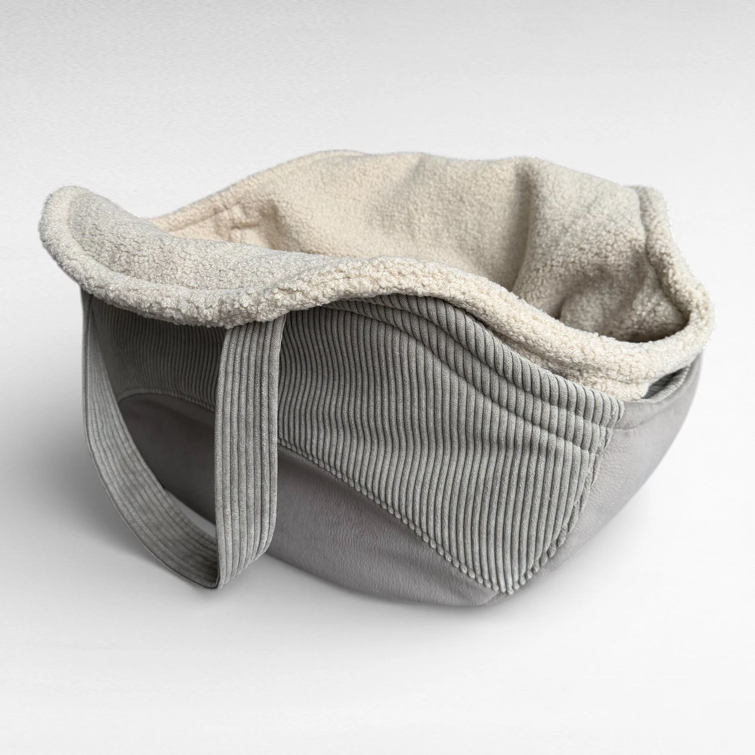 Hundeschlafsack Omu – wendbarer Hundeschlafsack aus Bouclé Teddy – YUNA