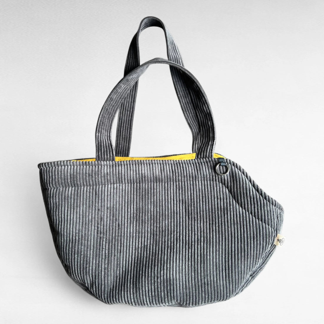 Halbrunde Hundetasche für Hunde bis 5 kg aus dunkelgrauem Cord mit Kontrast Sweatstoff-Futter in Farbesenf mit 2 Tragegurten aus Cordstoff