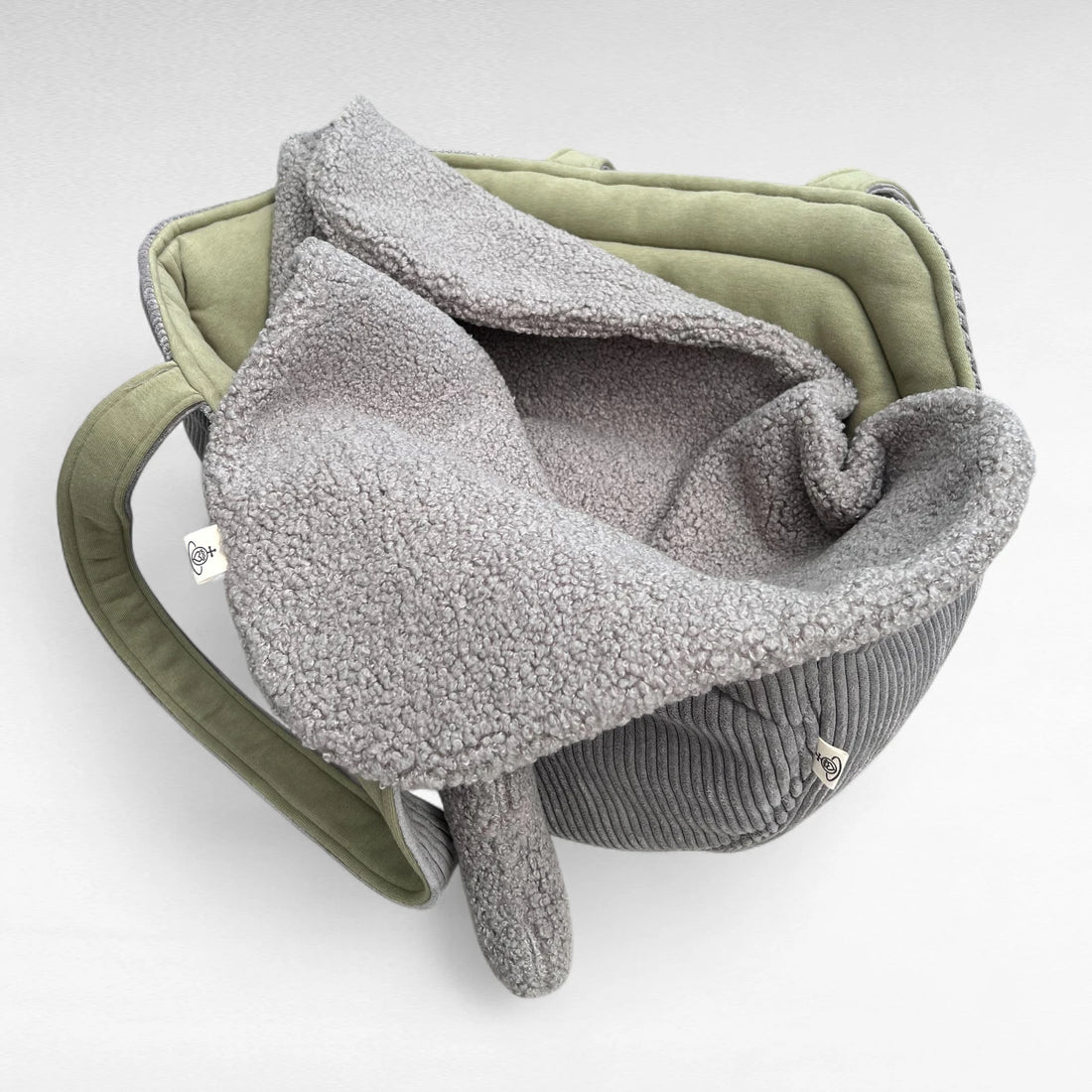 Hundetasche aus grauem Cord mit pistazienfarbenen Futter und grauer Hundedecke Hina drin liegend
