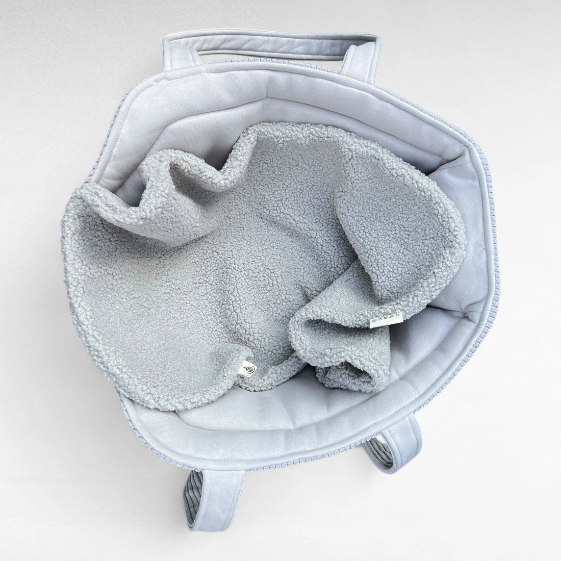 Hundetasche aus hellgrauem Cord mit hellgrauem Futter und hellgrauer Hundedecke Hina drin liegend