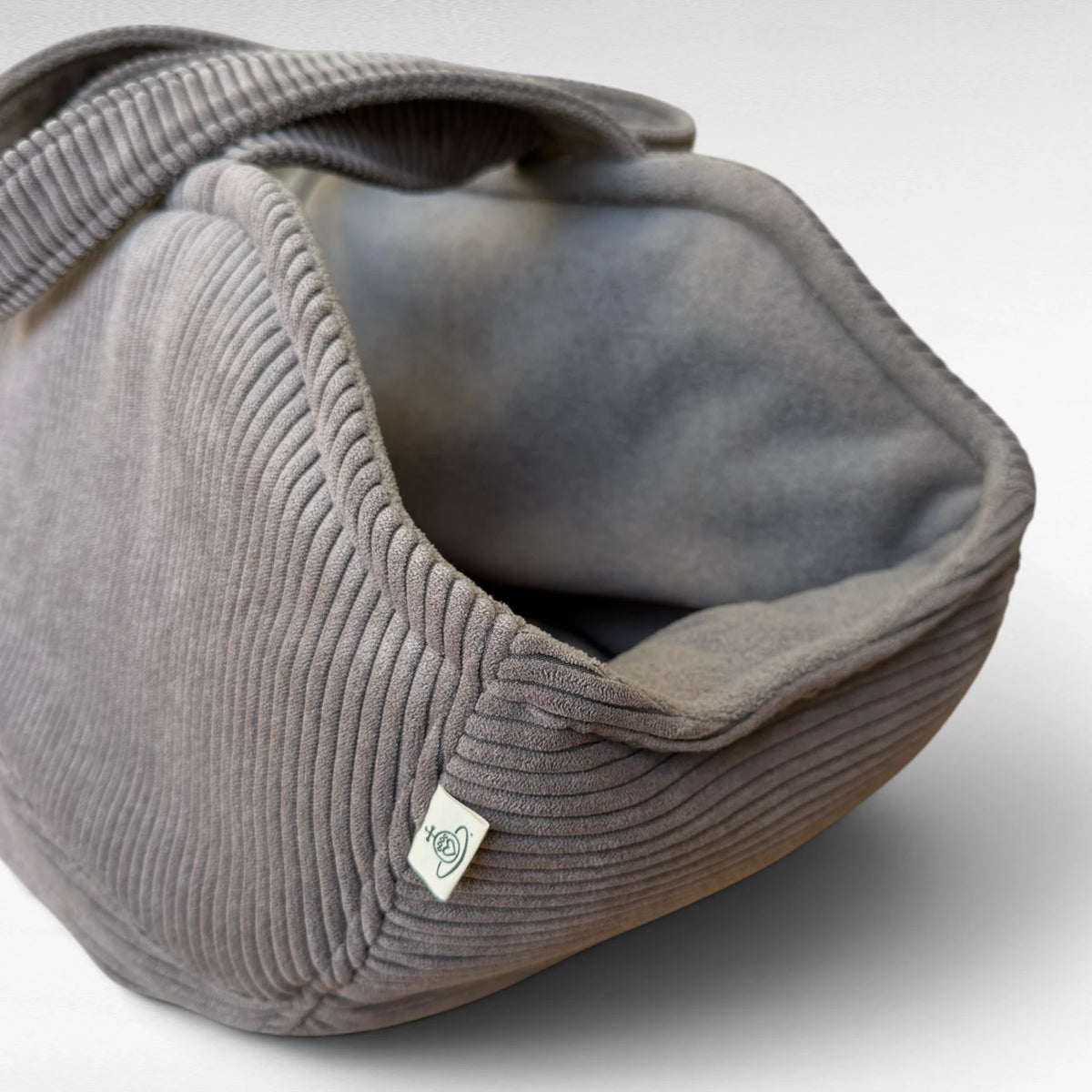 Detailaufnahme Hundetaschenkörbchen Oko aus hochwertigem Cordstoff in Farbe taupe in leichter Schrägansicht