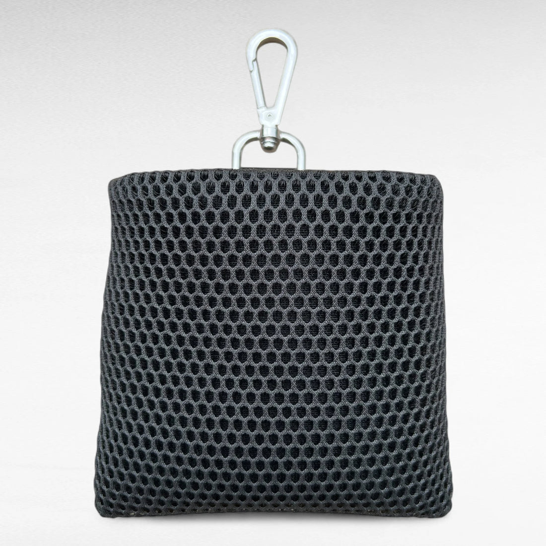 Kleiner quadratischer Leckerlibeutel aus Mesh Material schwarz mit silberfarbenem Karabiner
