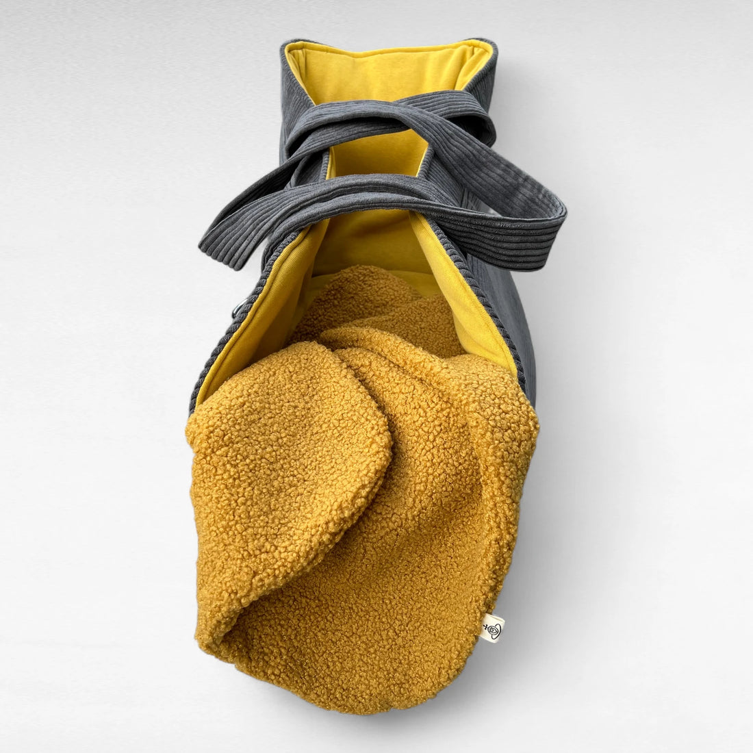 Set aus modernen kuscheliger Hundetasche für Hunde bis 9 kg aus dunkelgrauem Cordstoff aussen und senffarbenem weichem Sweatstoff innen, sowie einer kuscheligen Decke aus Boucle Stoff in safran