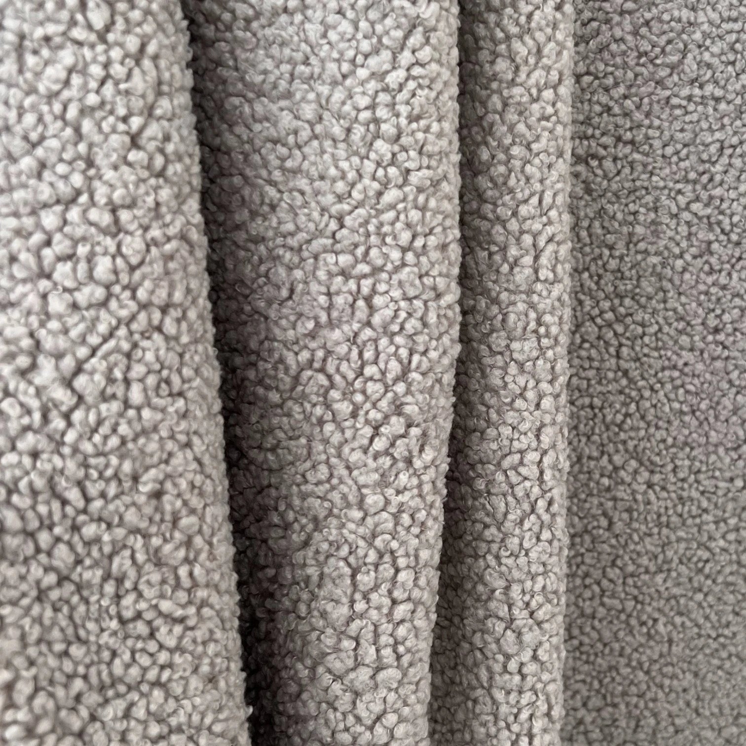 Premium Bouclé Stoff Farbe hellgrau in Nahaufnahme