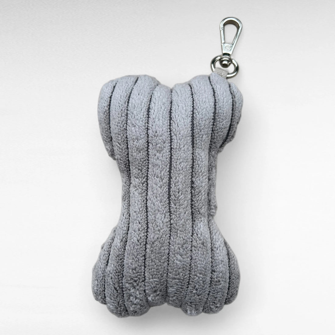 Deko Taschenanhänger in Knochenform aus grauem Breitcord mit kleinem Karabiner
