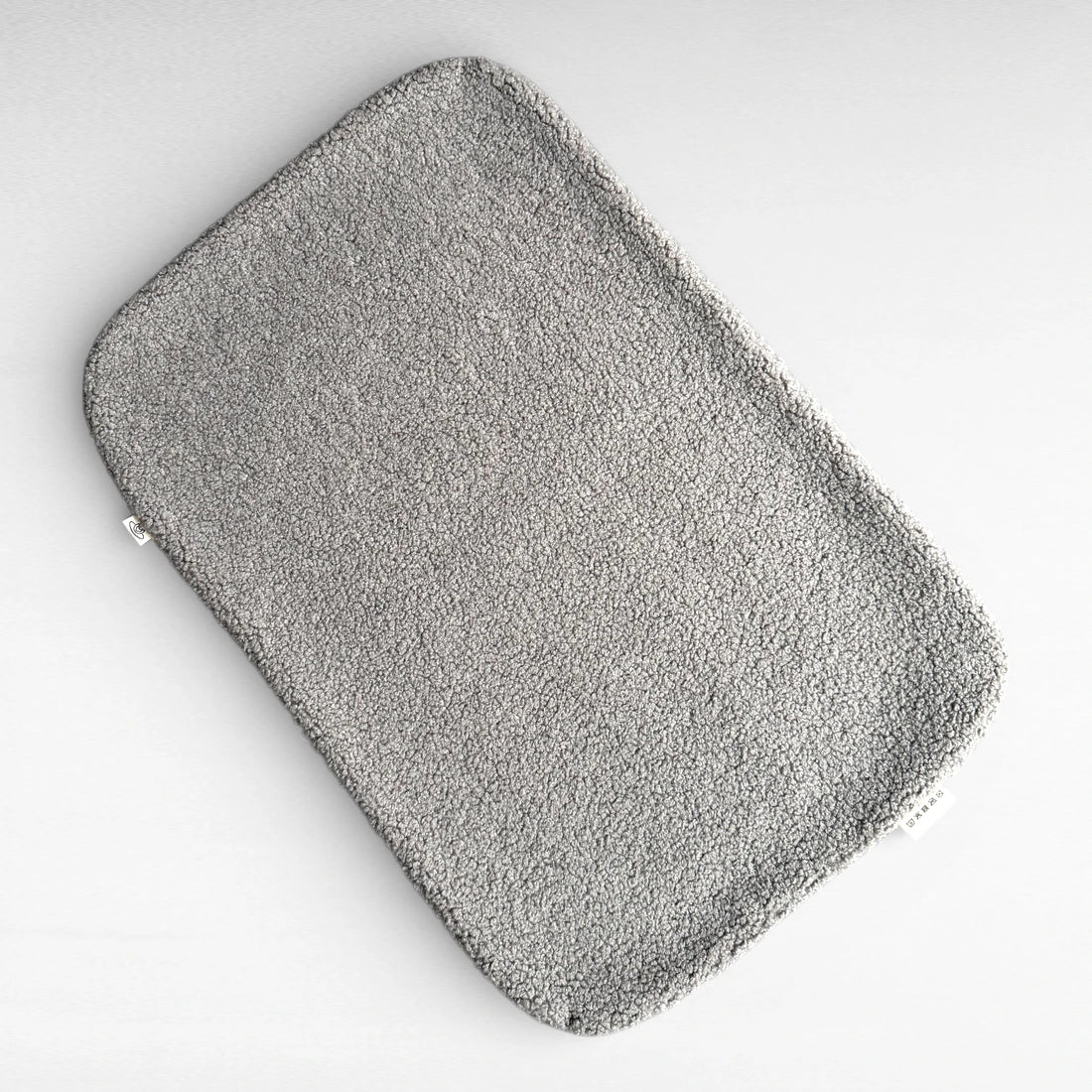 Rechteckige Hundedecke aus flauschigem Bouclé Stoff mit abgerundeten Kanten in grau