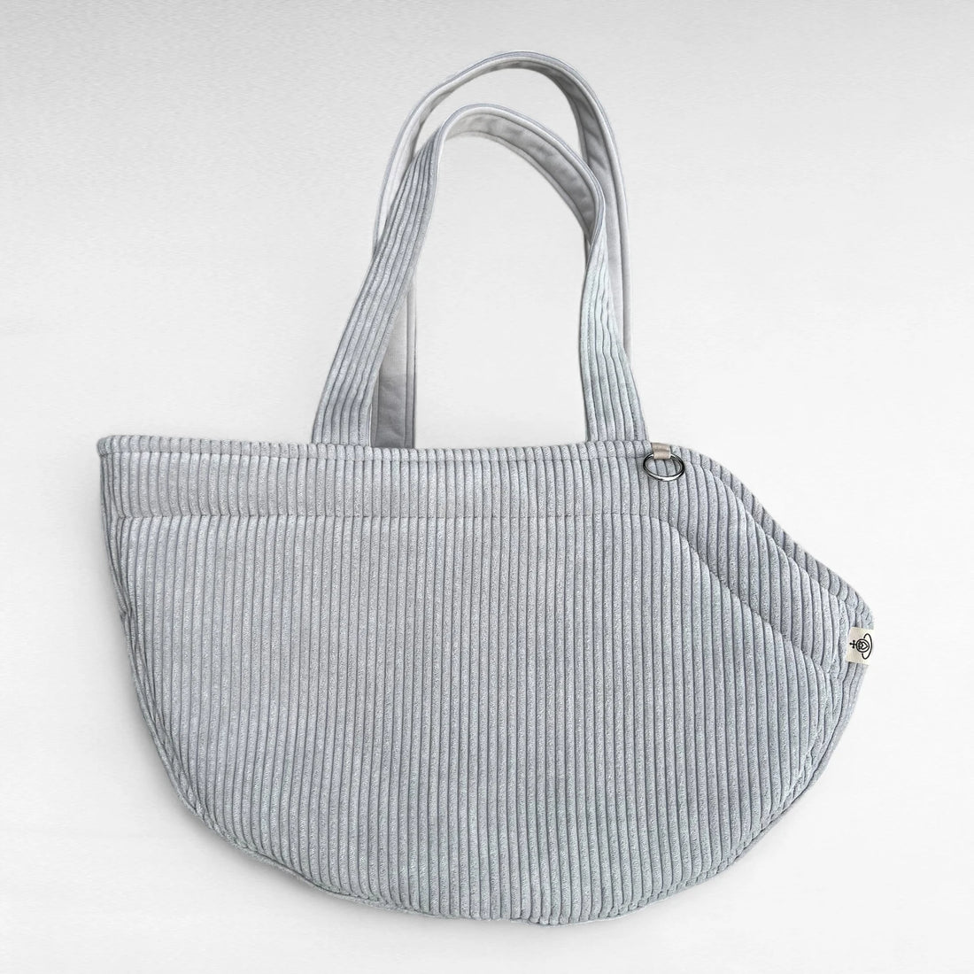 Halbrunde Hundetasche aus Cord hellgrau mit 2 Tragegurten aus Cordstoff, sowie silberner O-Ring