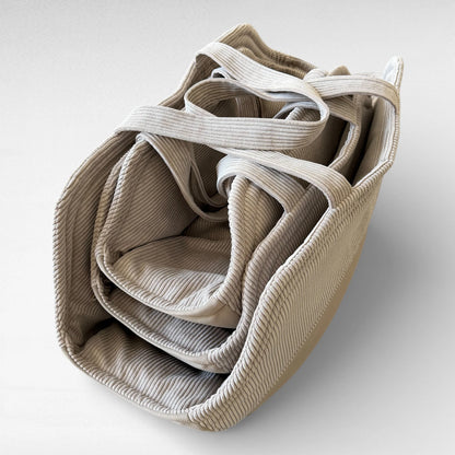 Hundetasche Oki aus Cord mit veganem Nubukleder in 3 verschiedenen Grössen, S,M und L ineinadergeschachtelt.
