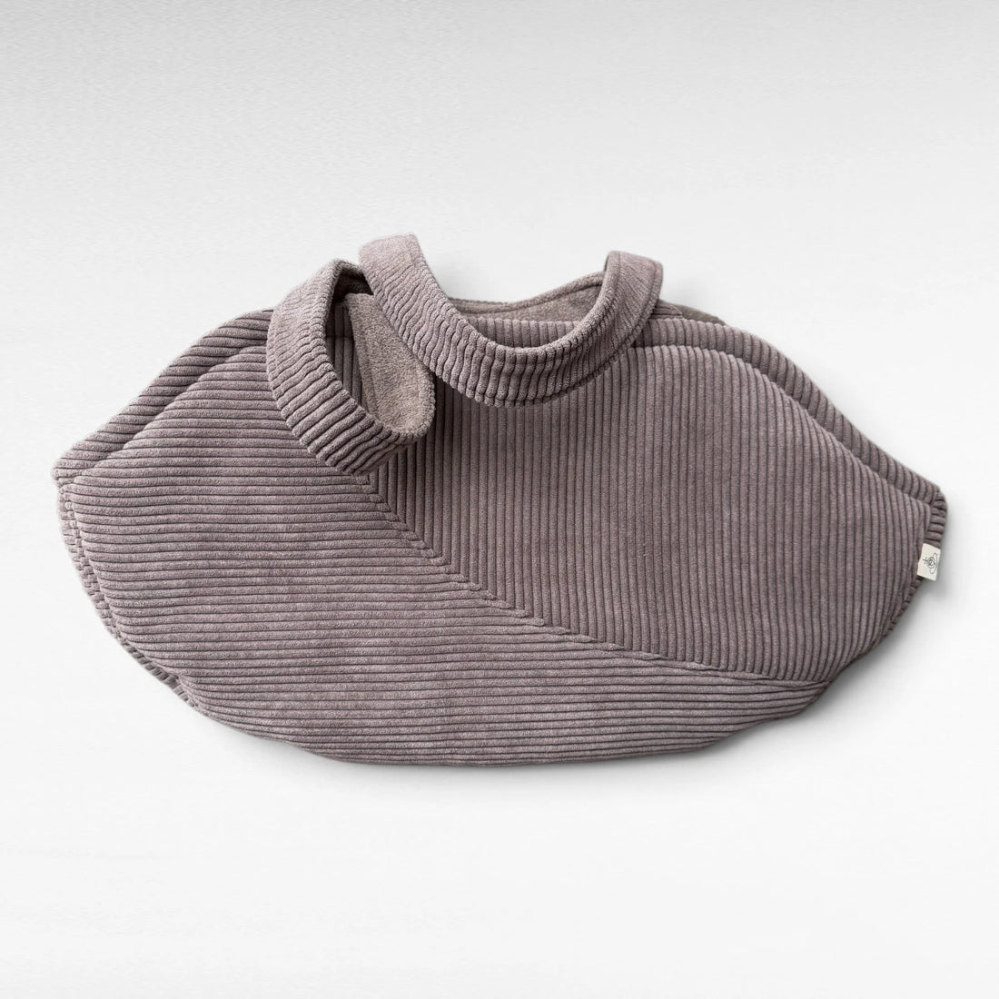 Hundetaschenkörbchen aus hochwertigem Cordstoff in Farbe taupe mit dekorativen Teilungsnähten als Frontansicht