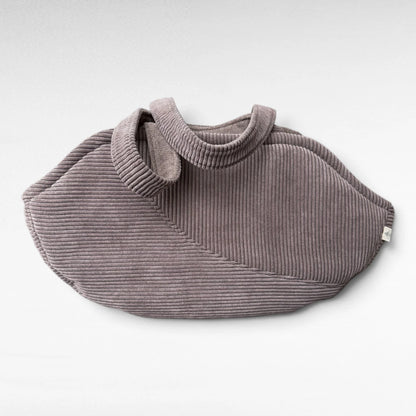 Hundetaschenkörbchen aus hochwertigem Cordstoff in Farbe taupe mit dekorativen Teilungsnähten als Frontansicht
