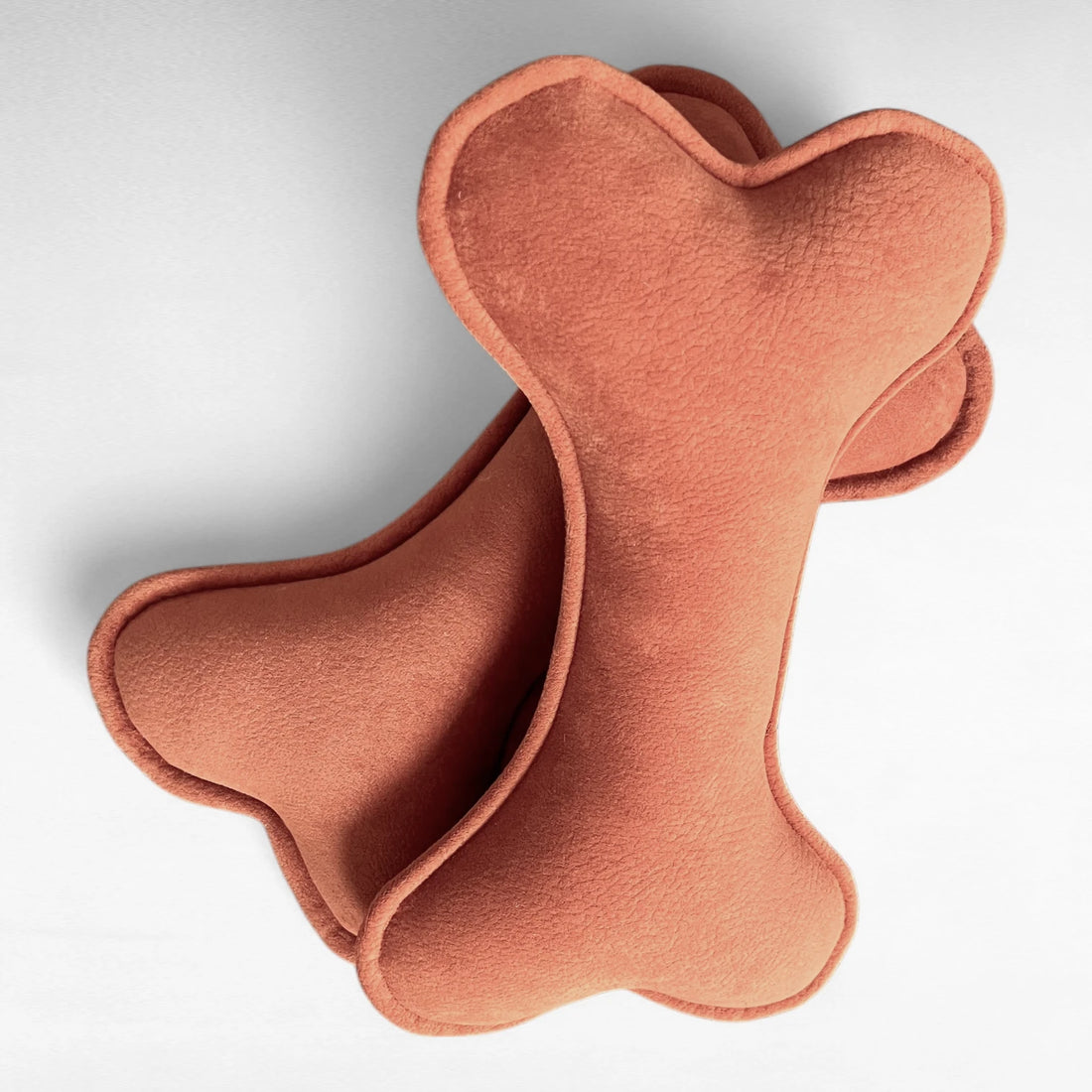 Zwei überenanderliegende Apportiertdummys in Knochenform mit Steppung rundherum in Farbe Marsrot