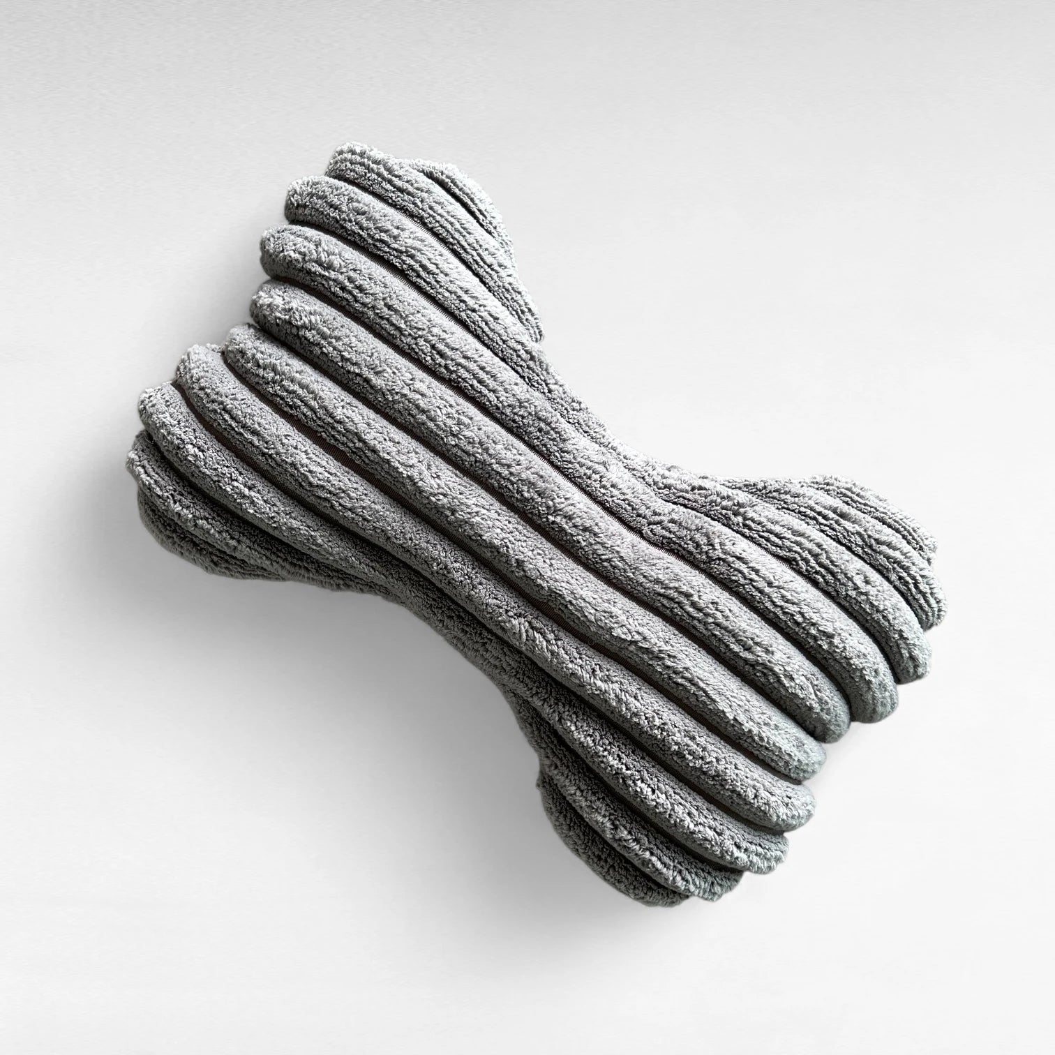 Stilvolles und mega kuscheliges Hundekissen in Knochenform aus utrabreitem Breitcordstoff in grau