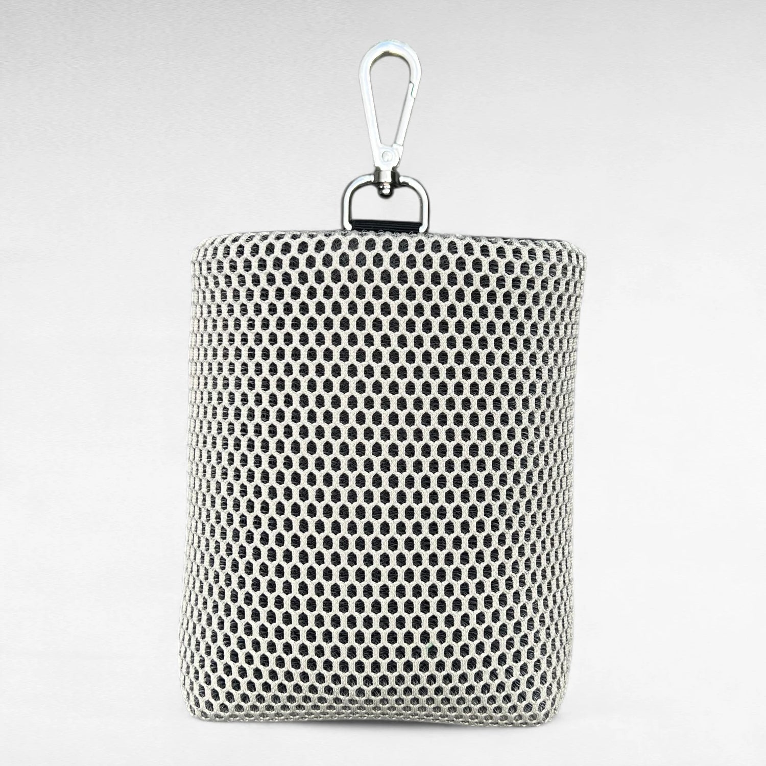 Rechteckiger Leckeribeutel mit Metallkarabiner aus Mesh Material in Farbe beige