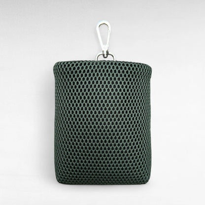 Rechteckiger Leckeribeutel mit Metallkarabiner aus Mesh Material in Farbe grün