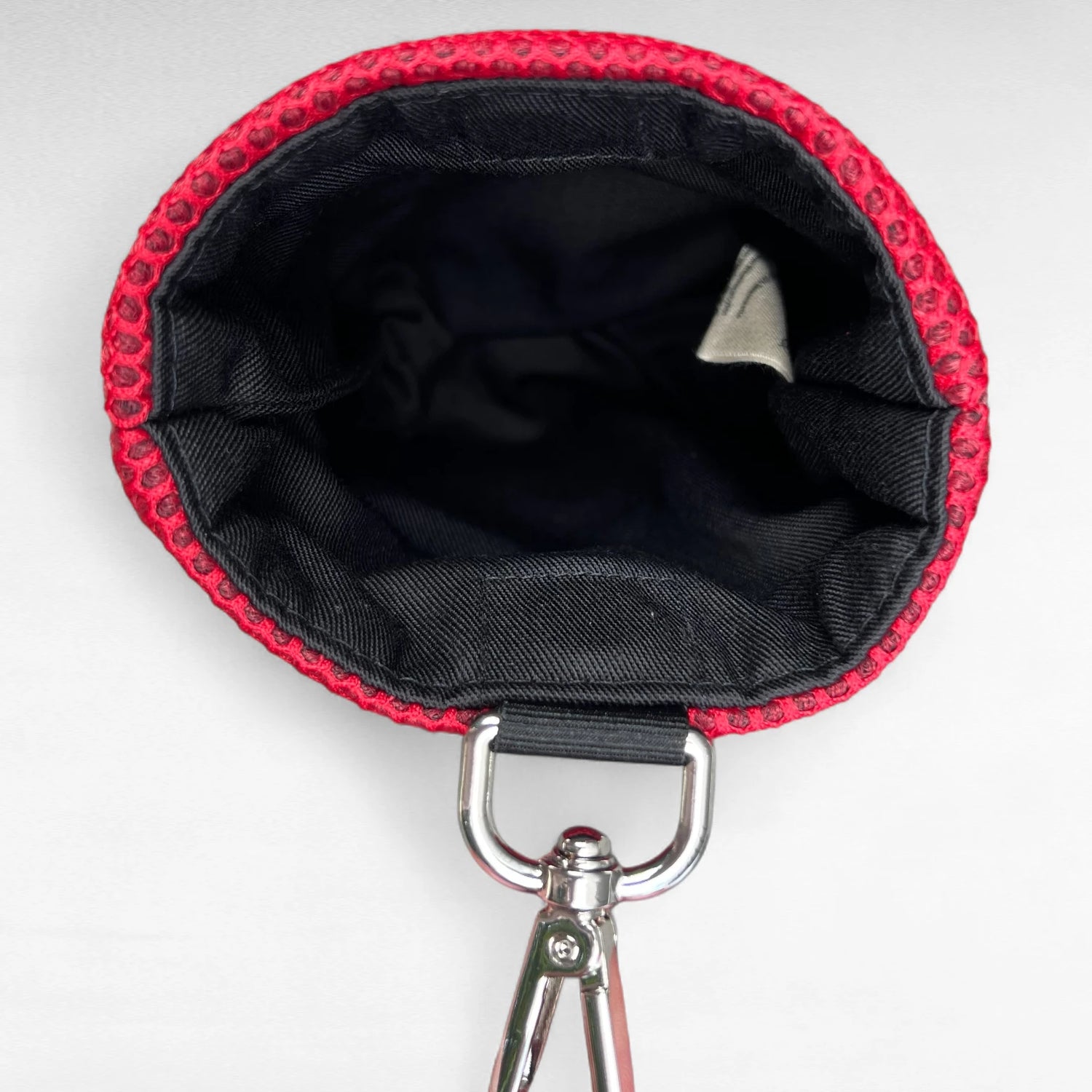 Ansicht von oben hinein Leckeribeutel mit Metallkarabiner aus Mesh Material in Farbe rot mit schwarzem Futter